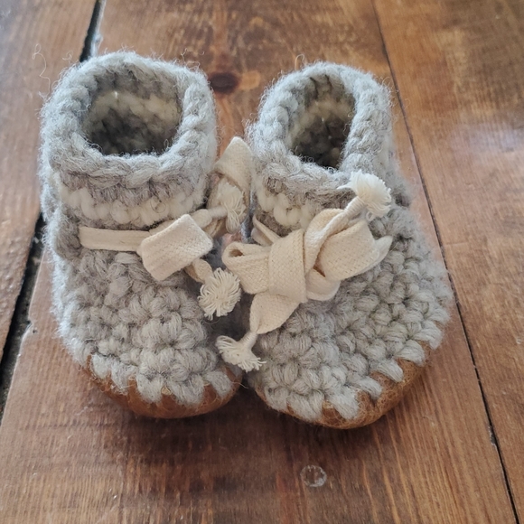 Wool Baby Booties - Picture 2 of 4